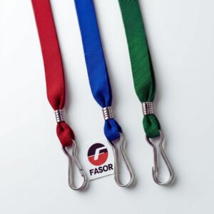 Cintas de identificación para carnets con gancho metálico disponibles en colores rojo, azul y verde para uso corporativo e institucional.