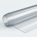 Lámina de PVC transparente flexible enrollada utilizada para fabricación de productos plásticos y protección documental.