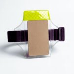 Brazalete portacarné transparente con banda ajustable para identificación de personal en entornos industriales y corporativos.
