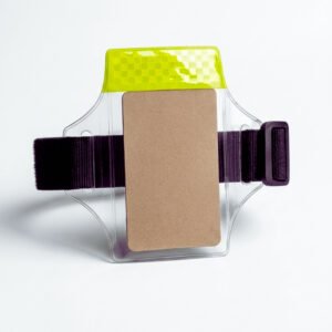 Brazalete portacarné transparente con banda ajustable para identificación de personal en entornos industriales y corporativos.
