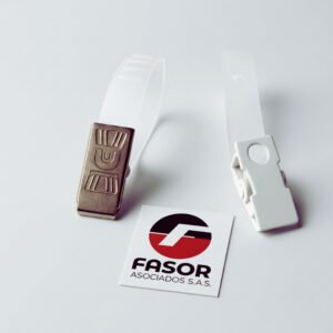 Gancho caimán metálico y plástico para escarapelas e identificaciones corporativas con sistema de sujeción resistente.