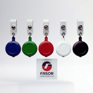 Yo-yos retráctiles para carnet en colores azul, verde, rojo, blanco y negro utilizados para portar credenciales e identificaciones de manera práctica.