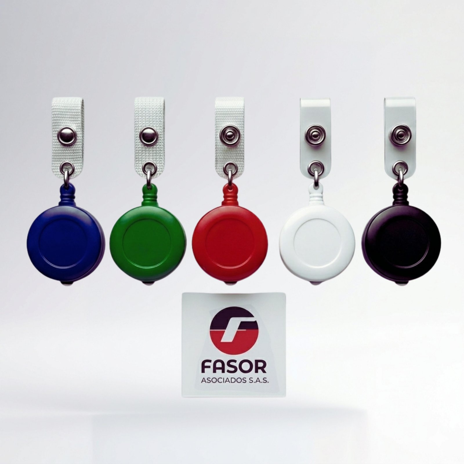 Yo-yos retráctiles para carnet en colores azul, verde, rojo, blanco y negro utilizados para portar credenciales e identificaciones de manera práctica.