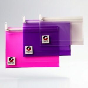 Sobres plásticos transparentes y de colores con cierre hermético y colgador para organización de documentos y productos.