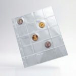 Protector transparente para monedas de colección con compartimentos individuales para almacenamiento y conservación numismática.